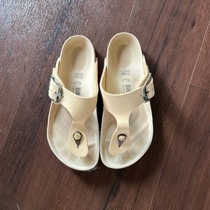 Birkenstock Gizeh Big Buckle Almond